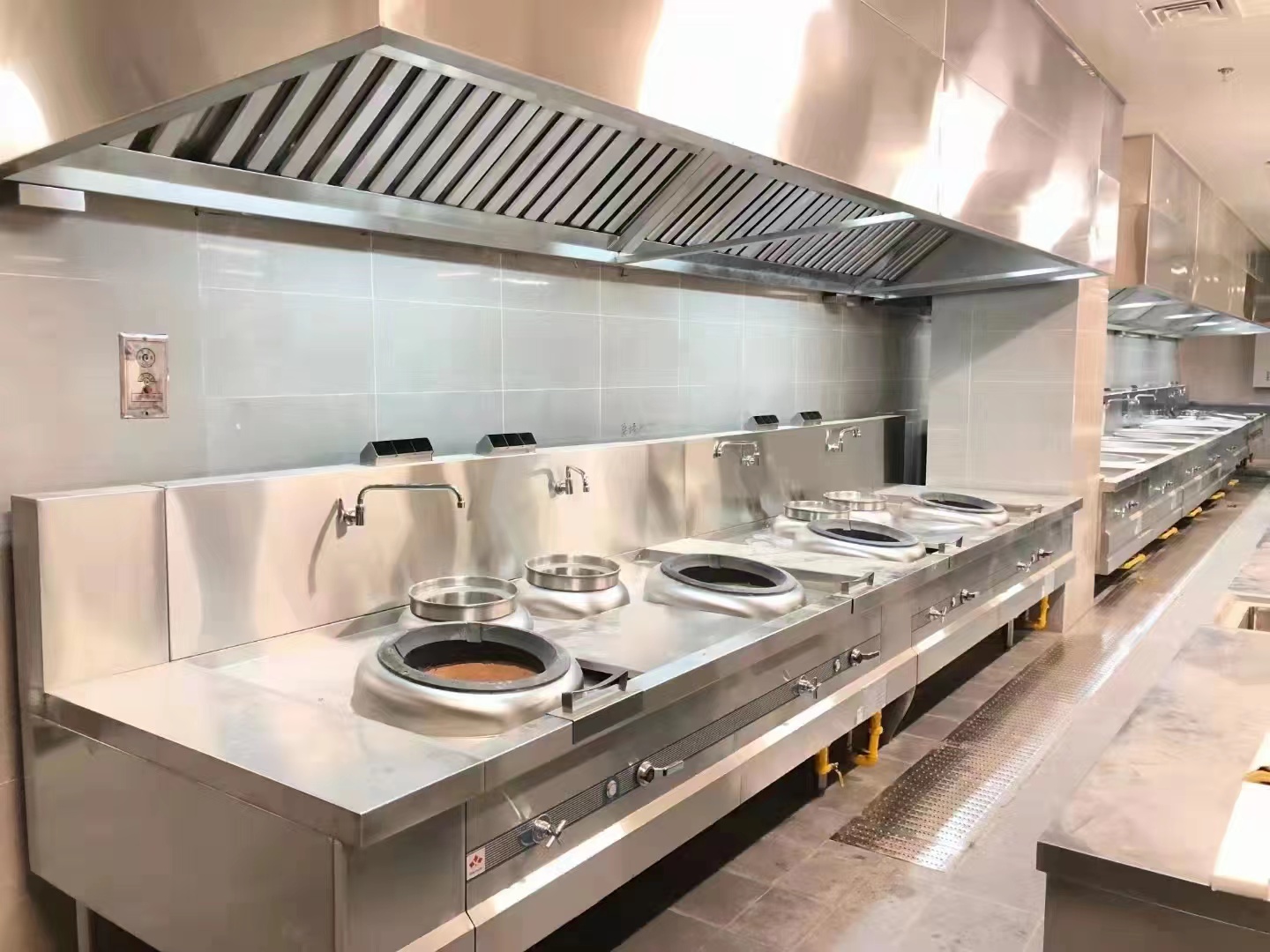 西式粤菜餐饮厨房设备工程设计有哪些基本功能区及厨具设备配置情况?
