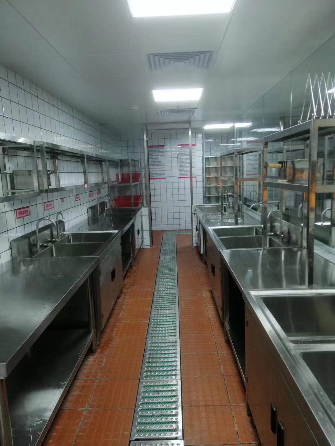 310人食堂厨具设备工程设计需要怎么配置洗碗机和备餐工作台以及价格