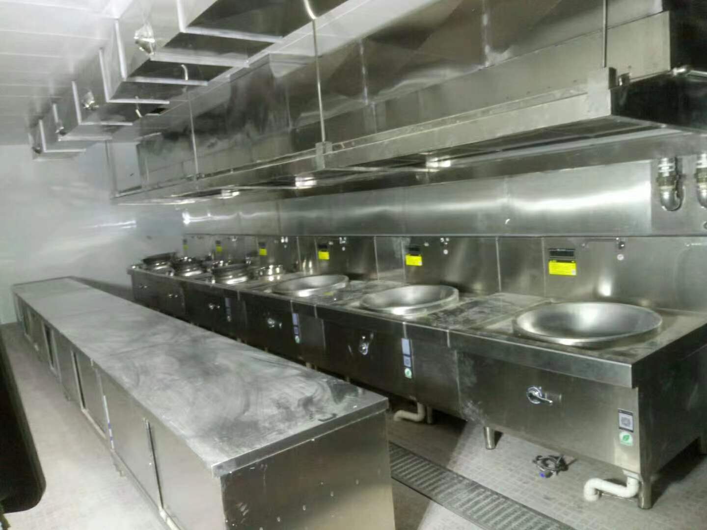 550人食堂厨房设备工程设计需要同时配置商用电磁炒锅以及水池工作台